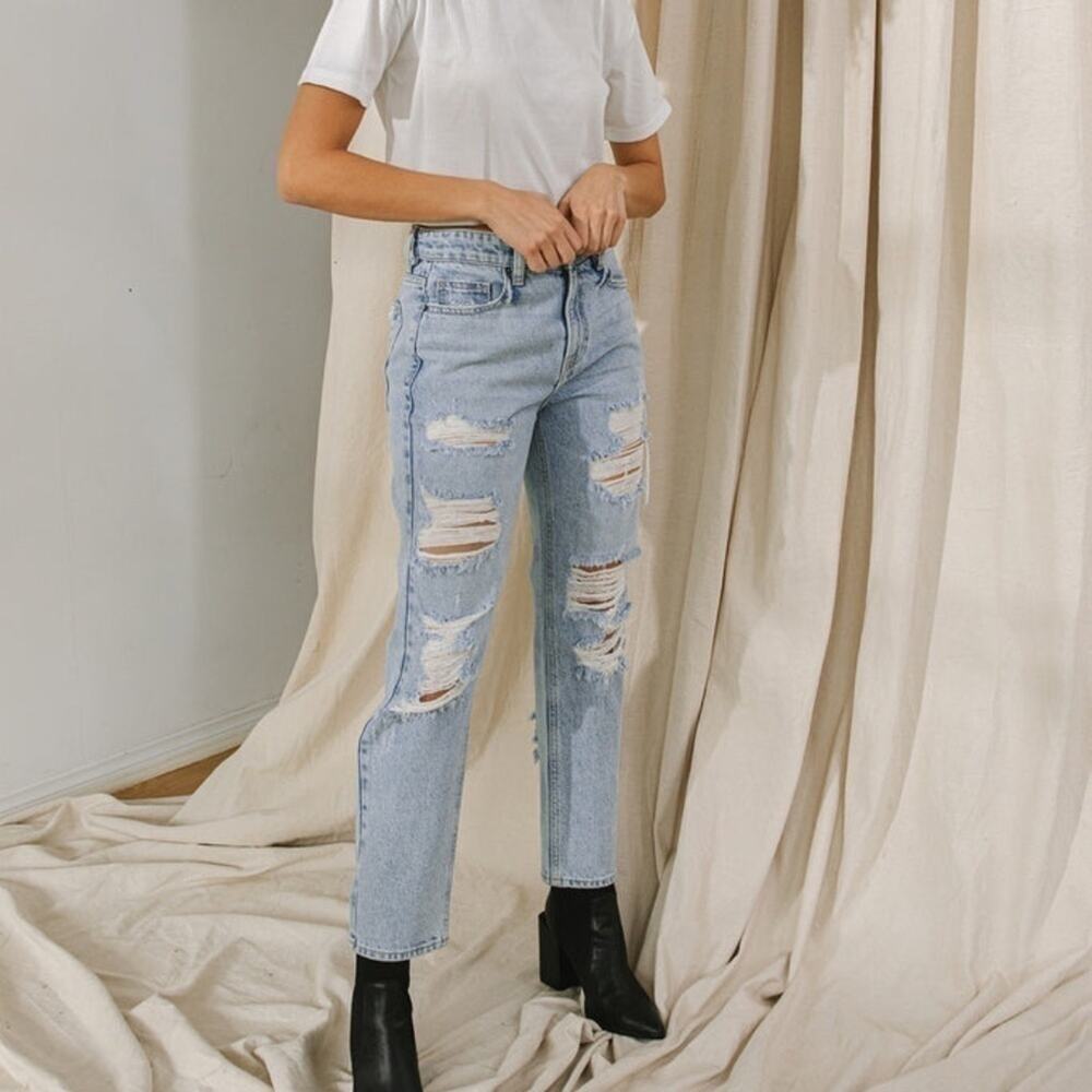 Hidden Denim BAILEY LIGHT WASH DISTRESSED BOYFRIEND size 26